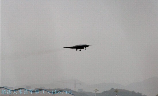 중국 스텔스 공격형 무인기 ‘리젠’ 첫 비행에 성공 (3)