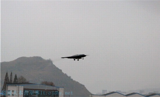 중국 스텔스 공격형 무인기 ‘리젠’ 첫 비행에 성공 (2)