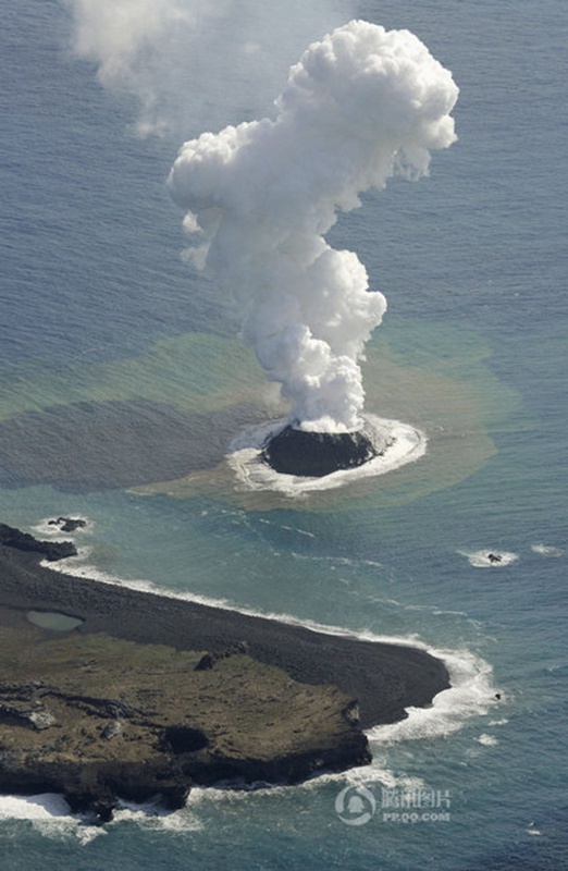 일본 화산폭발로 섬 생겨…“영해 확장의 기회다” (4)