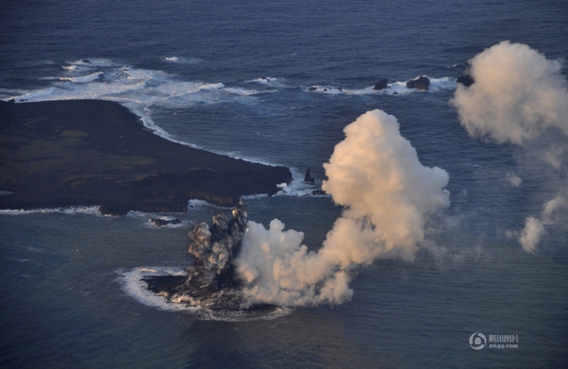 일본 화산폭발로 섬 생겨…“영해 확장의 기회다” (3)