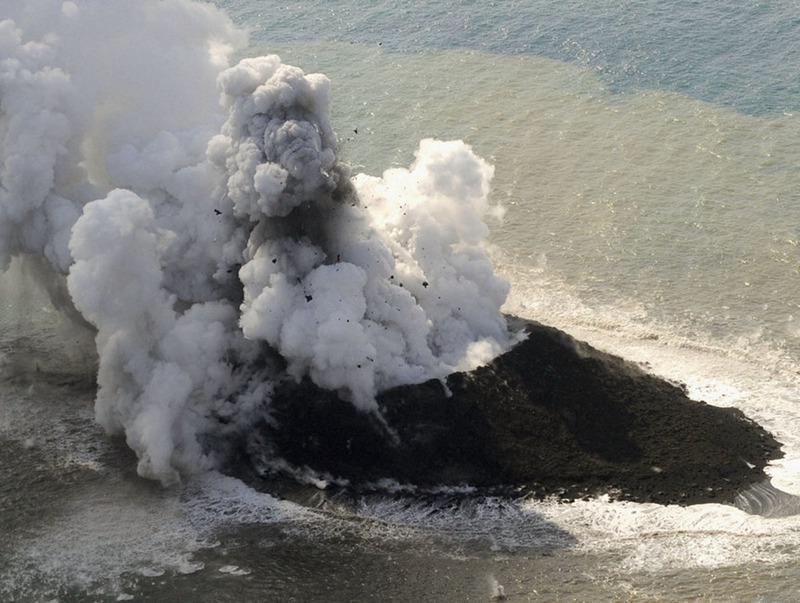 일본 화산폭발로 섬 생겨…“영해 확장의 기회다”