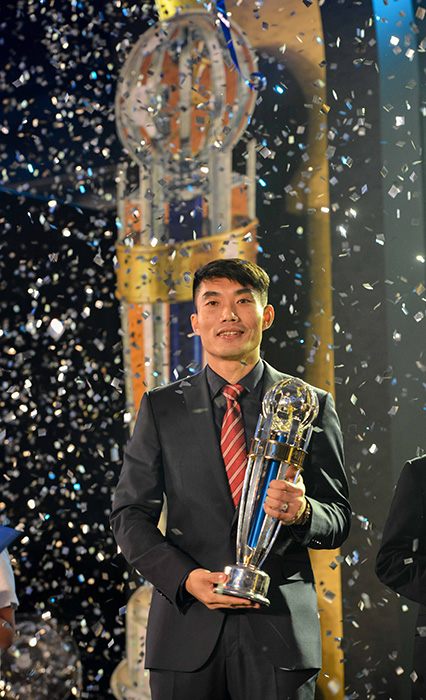 정즈, AFC 올해의 선수상 수상…중국 5개 상 휩쓸어 (2)