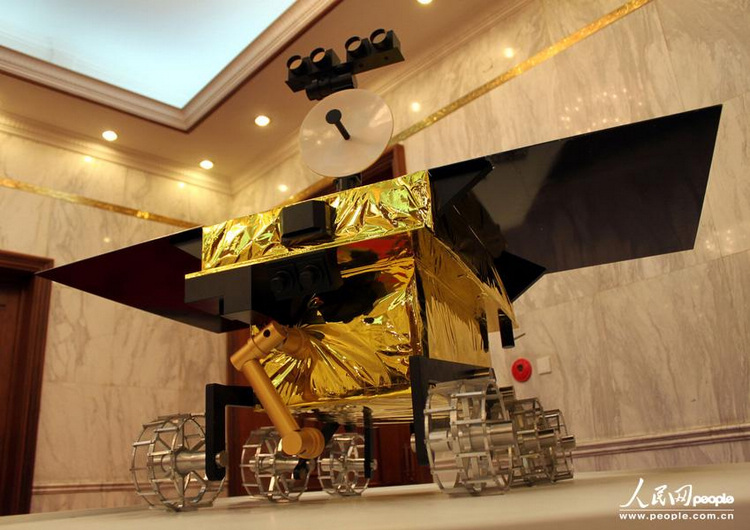9월 25일, 전시된 창어(嫦娥) 3호 달탐측기 1:8모형을 근거리 촬영한 모습이다. 당일, 창어 3호 달탐측기의 명칭 공모행사가 베이징 댜오위타이(釣魚臺) 국빈관에서 열렸다. 달 표면 탐측 임무를 맡은 중국의 첫 번째 탐측기이자 중국의 항공기로 우주행성에 연착륙해 탐측활동을 실현할 창어 3호는 2013년 12월에 발사될 예정이다. 25일부터 인터넷을 통해 세계적으로 명칭 공모 행사를 벌였다. 창어 3호 달탐측기는 달 표면을 이동하고 통신 및 과학 탐측 관련 임무를 수행하게 되며 중국의 달탐사사업 및 우주관측활동과 관련해 중대한 의의를 지닌다. 