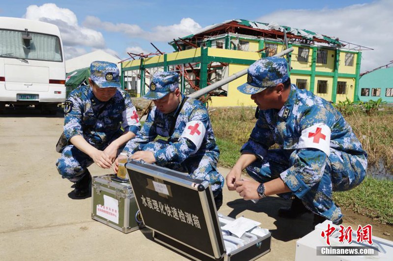 중국해군방역팀, 필리핀 재해지역서 방역작업 전개 (2)