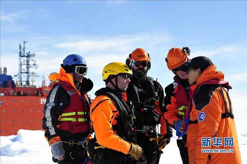 中쉐룽호, 조난당한 러시아 남극탐사선 52명 전원 구조 (5)
