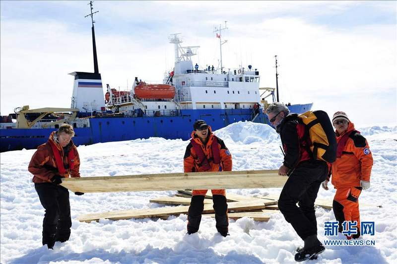 中쉐룽호, 조난당한 러시아 남극탐사선 52명 전원 구조 (4)