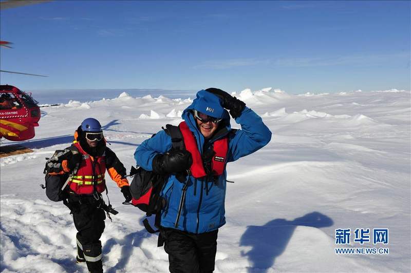 中쉐룽호, 조난당한 러시아 남극탐사선 52명 전원 구조 (2)