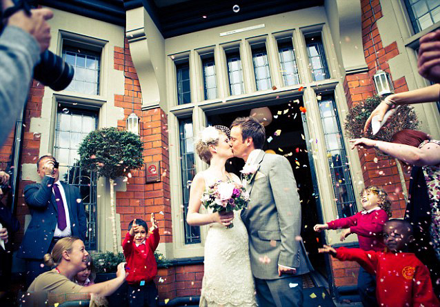 영국의 부부 전세계 각국 전통결혼식 52차례 올려 (8)