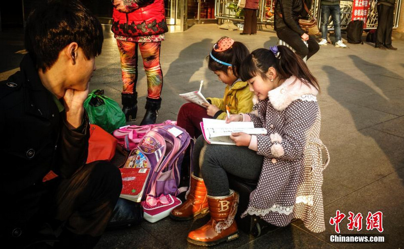 1월 22일, 베이징 서역 남쪽광장 대합실에서는 초등학생 2명이 방학숙제를 하고 있다.