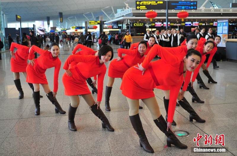 선양공항 직원들 ‘플래시’댄스로 새해 축하…열정 넘쳐 (4)