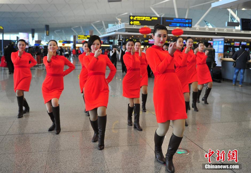 선양공항 직원들 ‘플래시’댄스로 새해 축하…열정 넘쳐