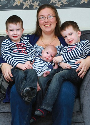 영국서 5살 차이의 세 쌍둥이 탄생해 (4)