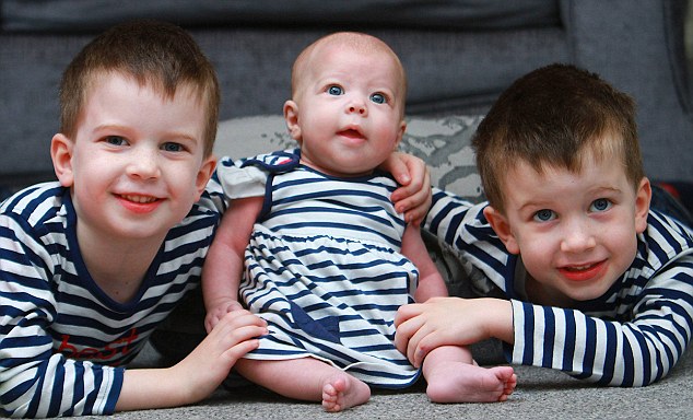 영국서 5살 차이의 세 쌍둥이 탄생해