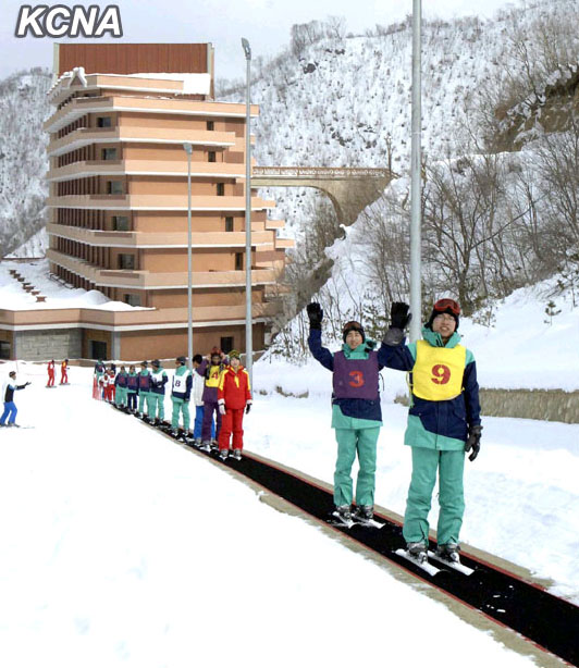 조선 마식령스키장서 스키를 한껏 즐기는 청소년들 (8)