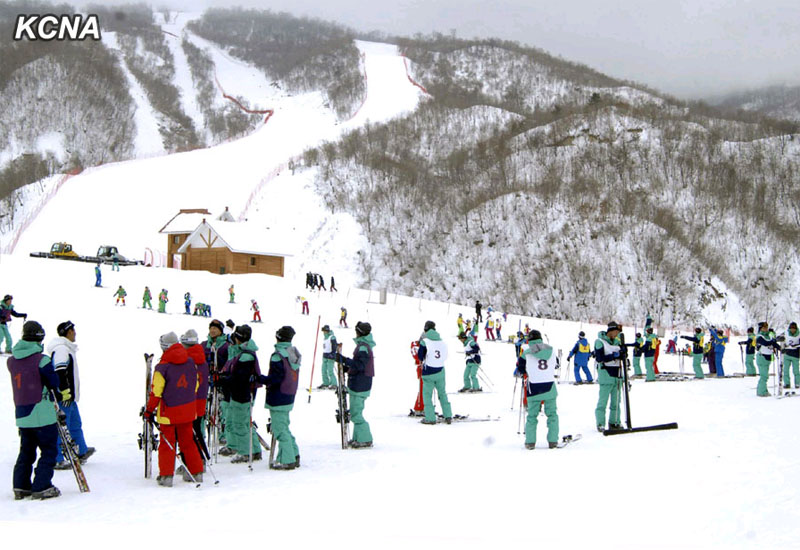조선 마식령스키장서 스키를 한껏 즐기는 청소년들 (7)