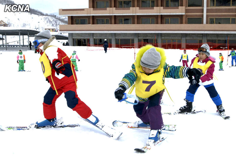 조선 마식령스키장서 스키를 한껏 즐기는 청소년들 (6)