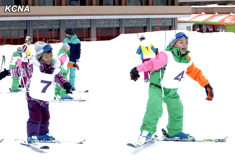 조선 마식령스키장서 스키를 한껏 즐기는 청소년들 (5)