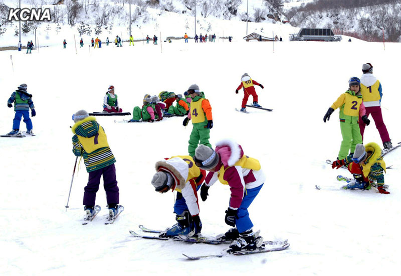 조선 마식령스키장서 스키를 한껏 즐기는 청소년들 (4)