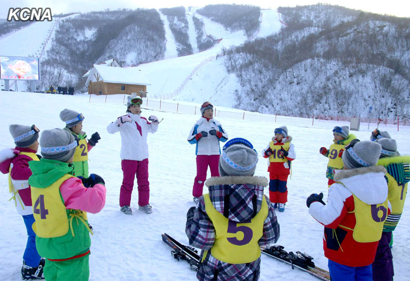 조선 마식령스키장서 스키를 한껏 즐기는 청소년들 (3)