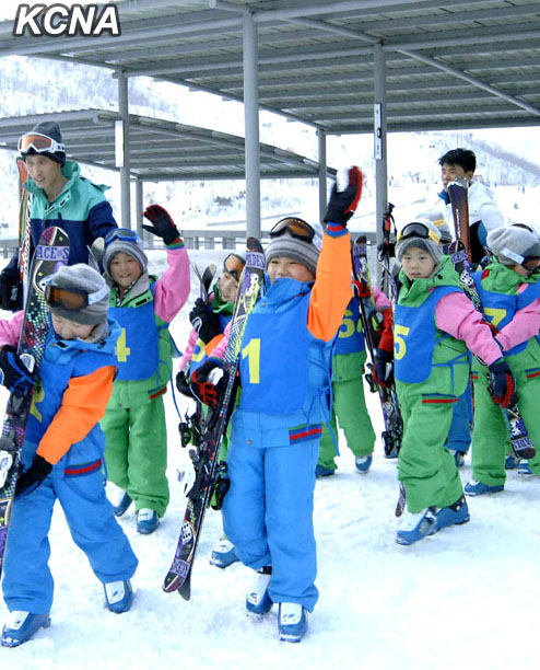 조선 마식령스키장서 스키를 한껏 즐기는 청소년들 (2)