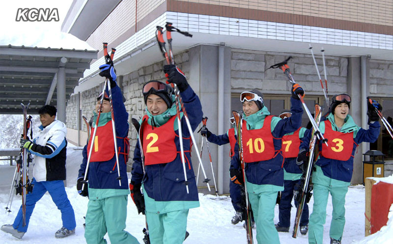 조선 마식령스키장서 스키를 한껏 즐기는 청소년들