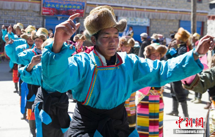 티베트력 신년 맞이에 춤과 노래로 분위기 고조
