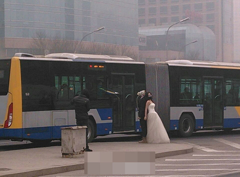 베이징의 신혼 한쌍, 방독면 쓴 채 웨딩 촬영 (3)