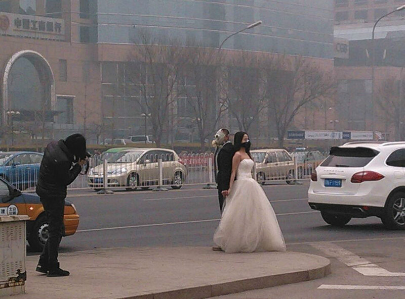 베이징의 신혼 한쌍, 방독면 쓴 채 웨딩 촬영 (2)