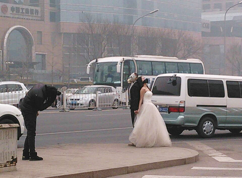 베이징의 신혼 한쌍, 방독면 쓴 채 웨딩 촬영