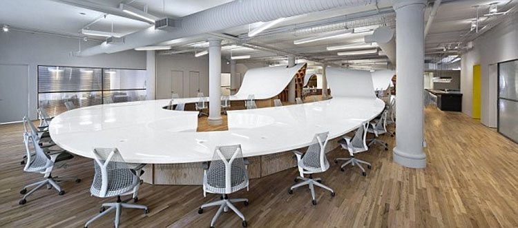 뉴욕 한 회사, 길이 335 m의 세계 최대 책상 설치 (3)