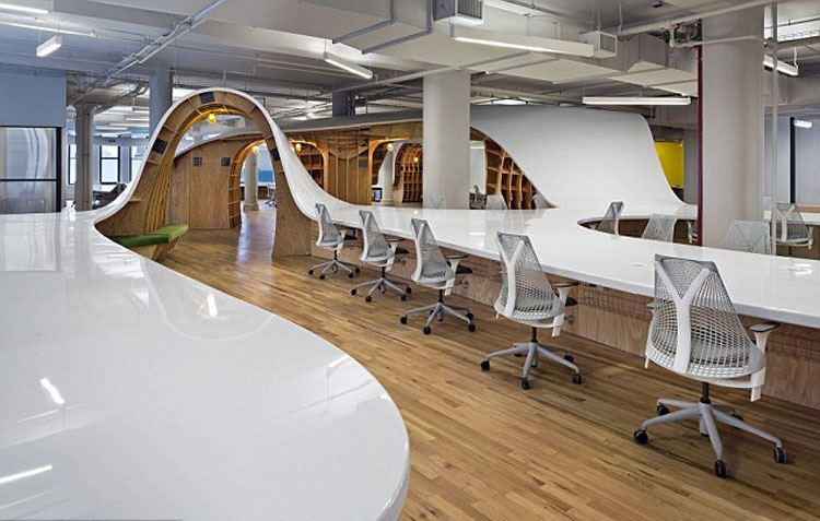 뉴욕 한 회사, 길이 335 m의 세계 최대 책상 설치