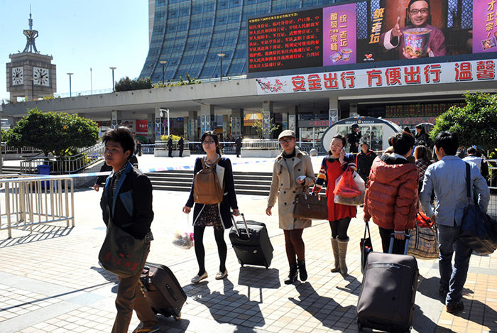 테러발생한 쿤밍 기차역 정상화…경계업무 강화해 (2)