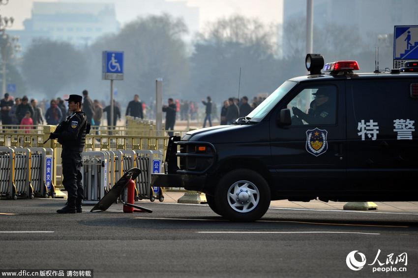[2014양회] 천안문 무장경찰들의 경비업무 강화돼 (7)