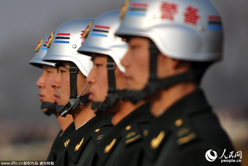 [2014양회] 천안문 무장경찰들의 경비업무 강화돼 (8)