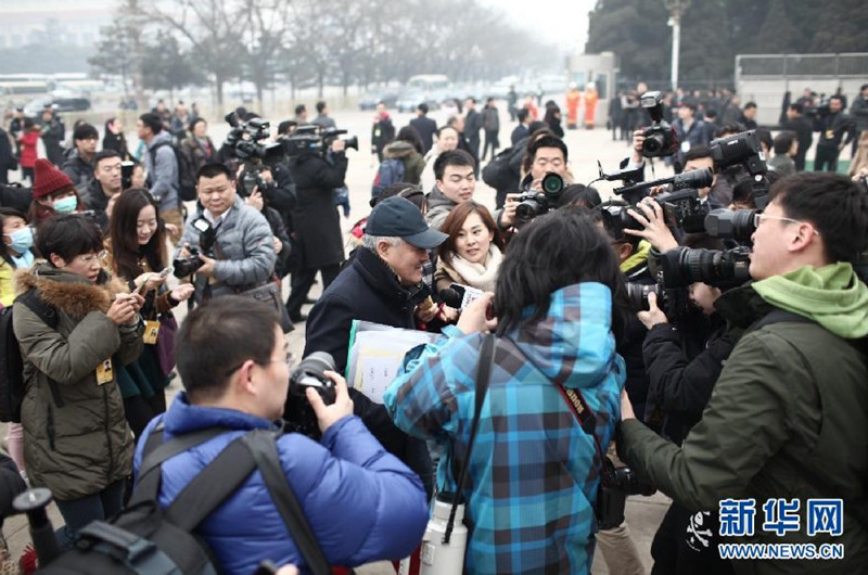 [2014양회] 기자들에 둘러싸인 스타 위원들 (6)