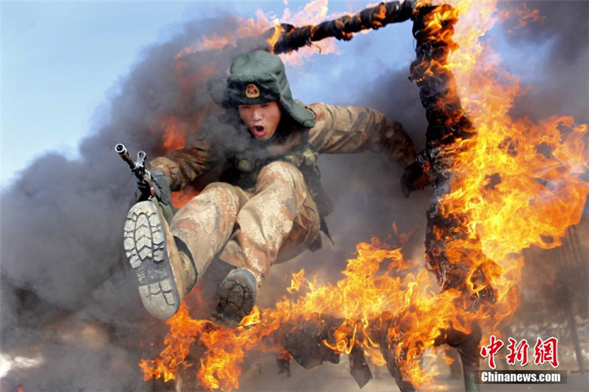 헤이룽장 변방 군인들의 불길 실전 훈련 현장