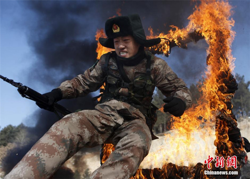 헤이룽장 변방 군인들의 불길 실전 훈련 현장 (2)