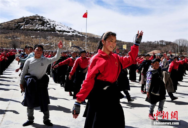 쓰촨 장족학생 천여 명, 민족춤 가미된 체조 춰