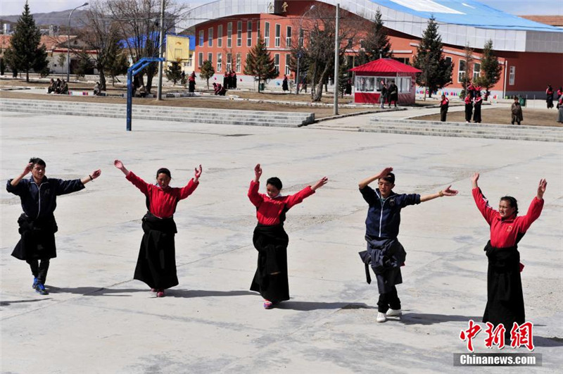 쓰촨 장족학생 천여 명, 민족춤 가미된 체조 춰 (6)