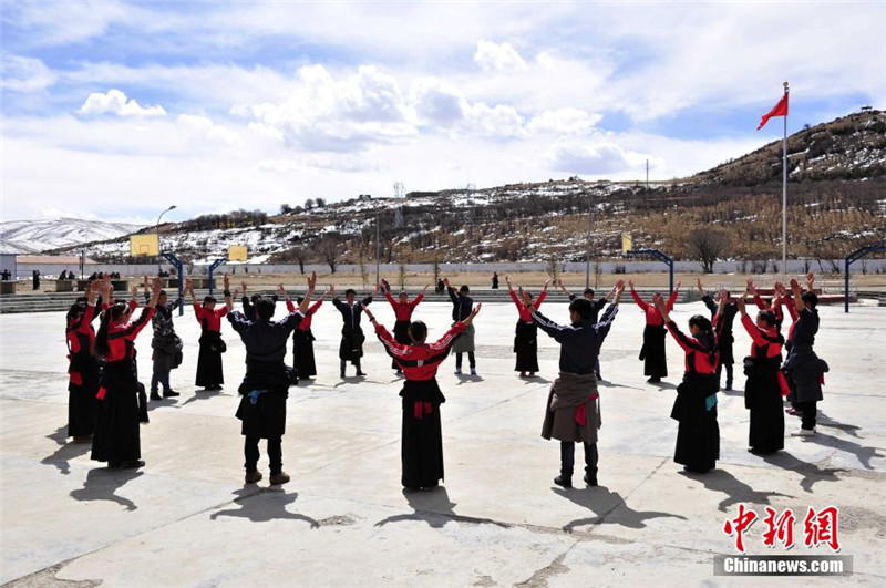 쓰촨 장족학생 천여 명, 민족춤 가미된 체조 춰 (5)