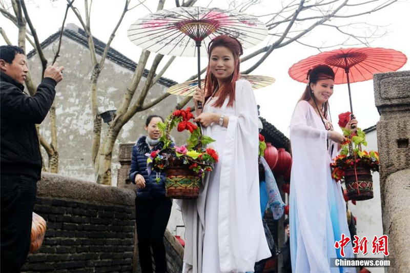 쑤저우 ‘백화절’ 개막, 꽃으로 단장한 여인들 등장 (3)