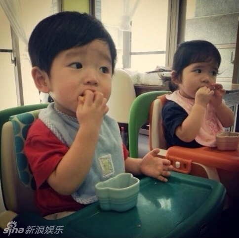 타이완 쌍둥이 남매 사진 화제, 귀여움에 열광 (12)