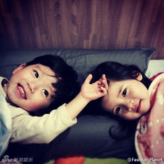 타이완 쌍둥이 남매 사진 화제, 귀여움에 열광 (2)
