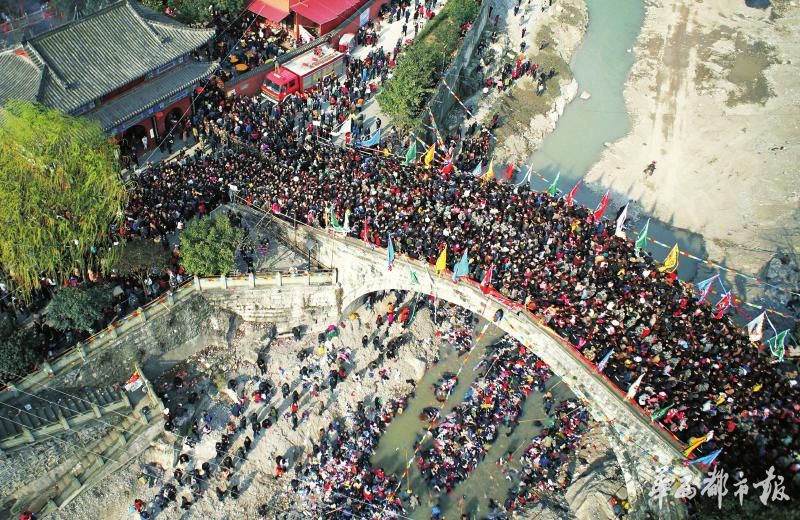 쓰촨 몐양안 ‘다리밟기’ 민속제에 20만 명 몰려