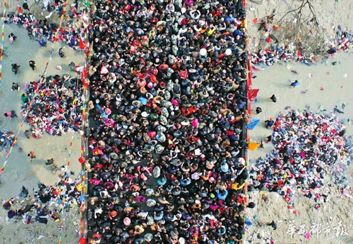 쓰촨 몐양안 ‘다리밟기’ 민속제에 20만 명 몰려 (4)