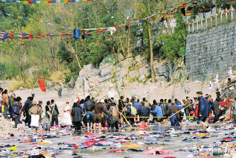 쓰촨 몐양안 ‘다리밟기’ 민속제에 20만 명 몰려 (2)