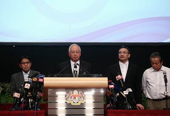 나집 라작 말레이시아 총리는 24일 밤, 새로운 분석 결과에 따라 말레이 실종 항공기 MH370편이 남인도양에 추락했다고 발표했다.