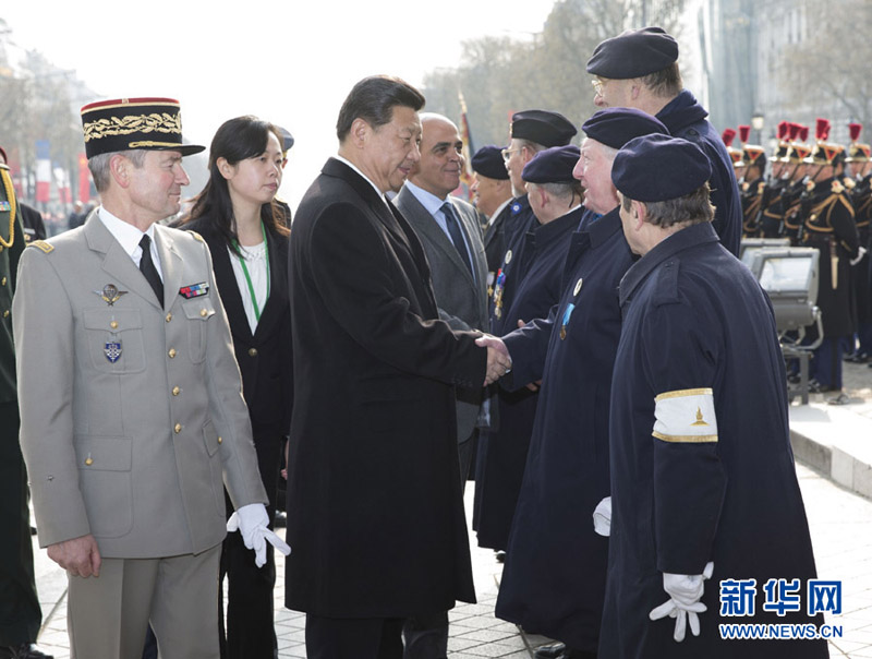 시진핑 주석, 프랑스 파리서 무명 용사묘에 헌화해 (3)