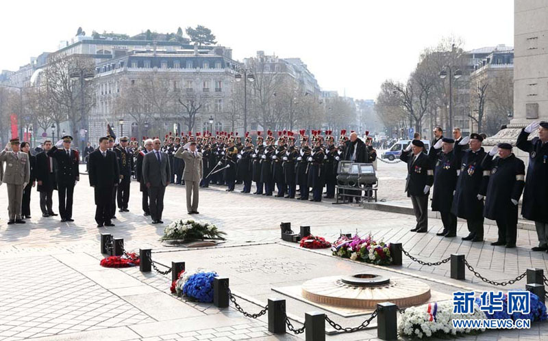 시진핑 주석, 프랑스 파리서 무명 용사묘에 헌화해 (2)