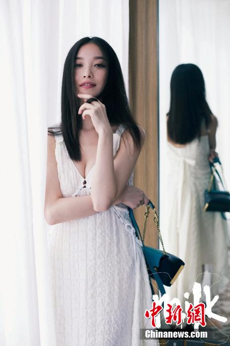 니니 홍콩 패션잡지서 파격 화보, 섹시한 완벽 몸매 (4)